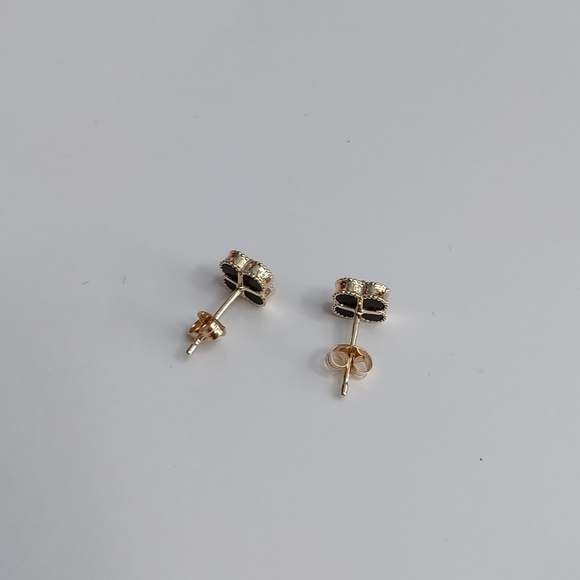 18K Yellow Gold Black Clover Stud Earrings 7mm Flower New Lightweight UNBRANDED - Picture 5 of 11